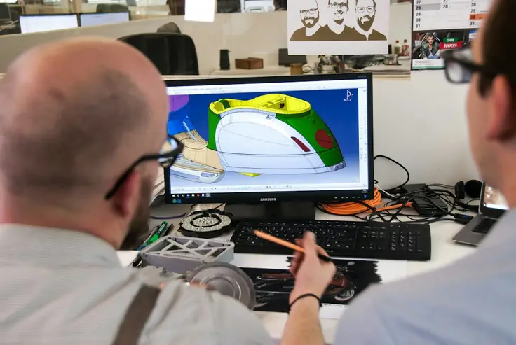 Técnico revisando el diseño de un calzado en la pantalla del computador