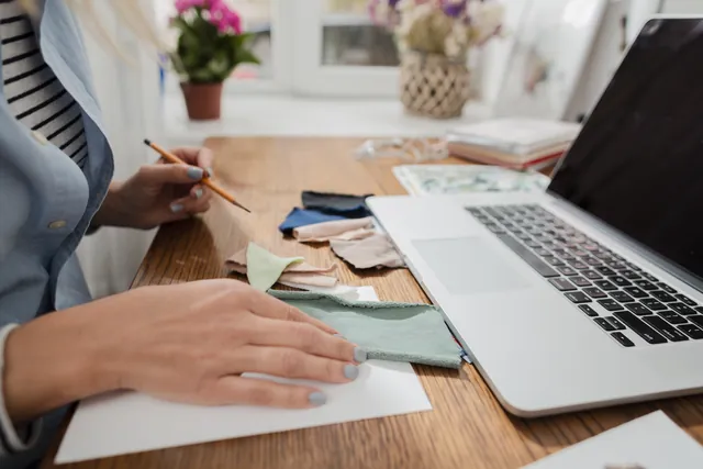 Reunión de trabajo con una computadora portátil y documentos